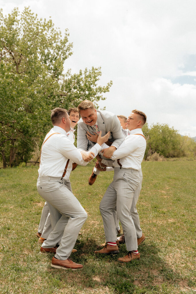 groomsment photos in summer wedding